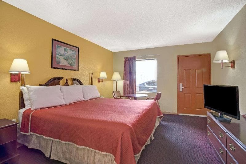 Travelodge by Wyndham Forest Park Atlanta South photo 1