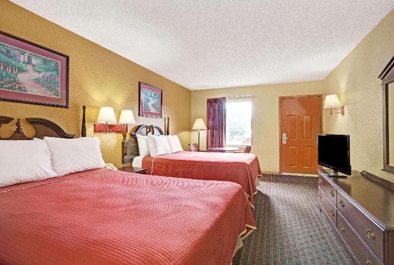 Travelodge by Wyndham Forest Park Atlanta South 4