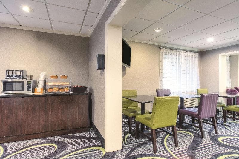 La Quinta Inn & Suites by Wyndham Atlanta Roswell 3