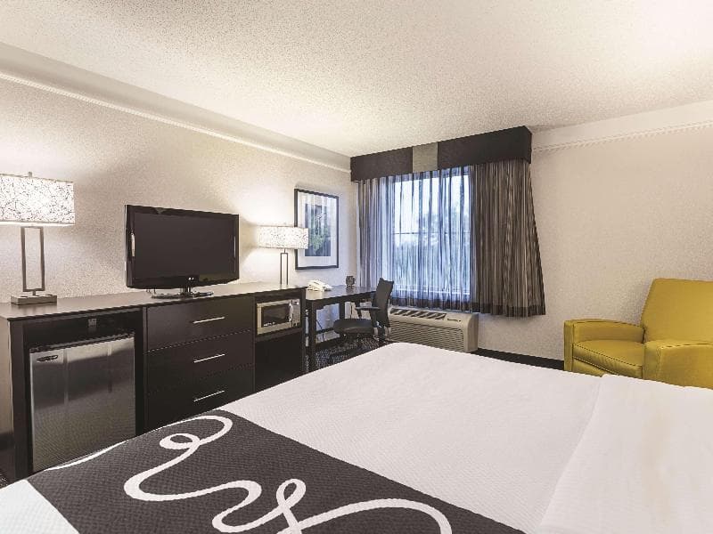 La Quinta Inn & Suites by Wyndham Atlanta Roswell 4