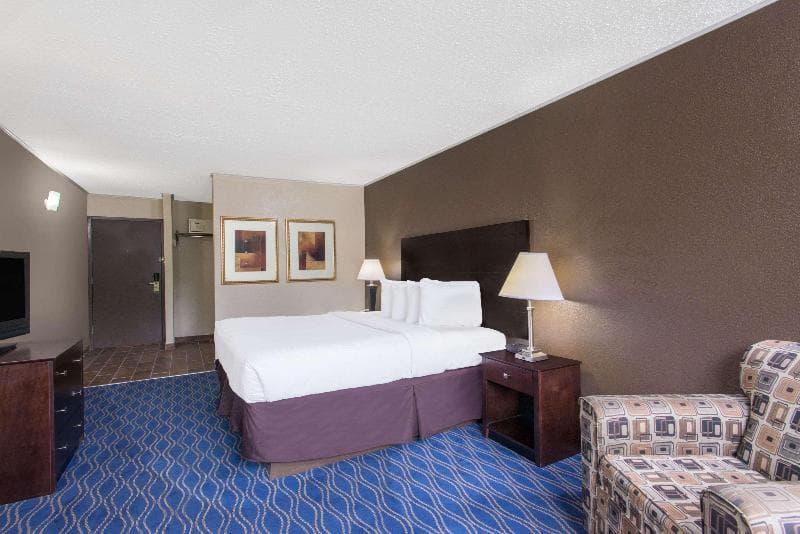 Ramada by Wyndham Whitehall/Allentown 2
