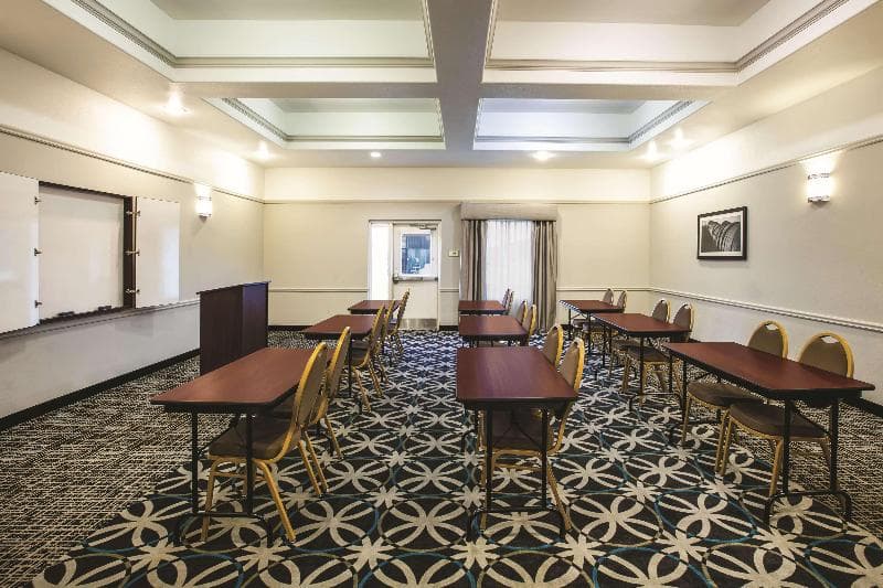 La Quinta Inn & Suites by Wyndham Brownwood photo 1