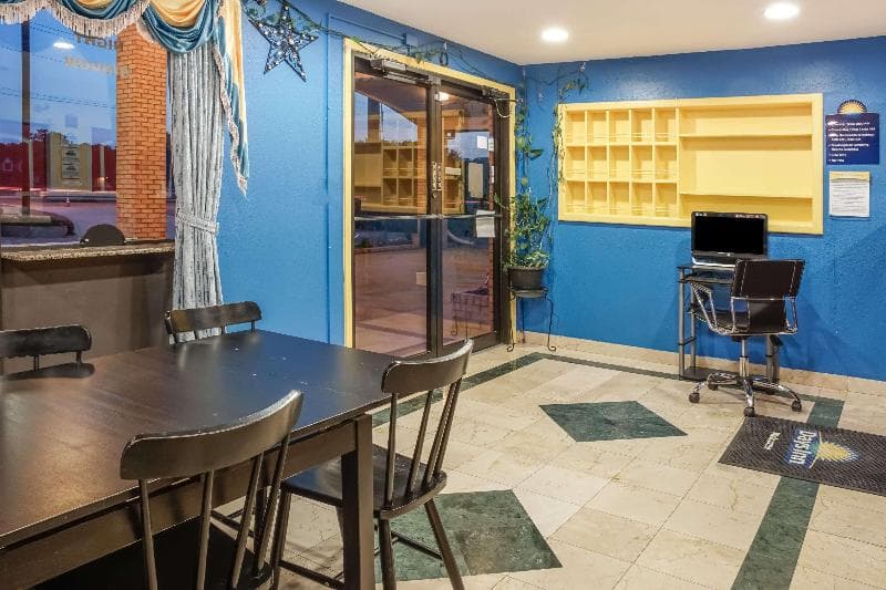 Days Inn By Wyndham Bastrop 4