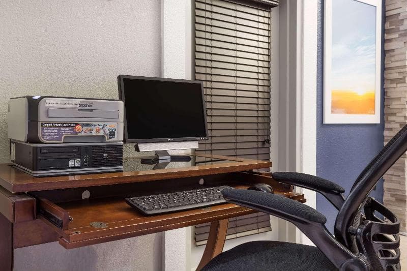 Days Inn by Wyndham College Park Airport Best Road 4