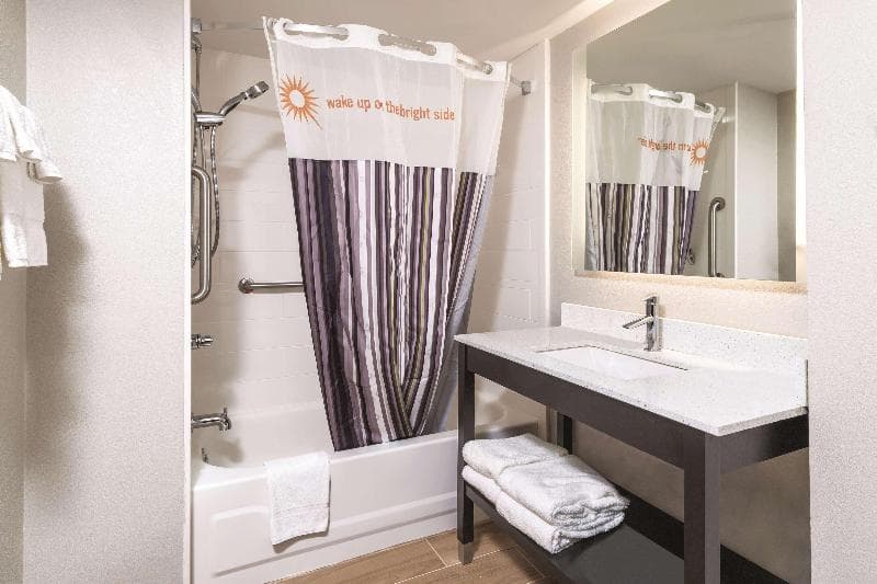 La Quinta Inn & Suites by Wyndham Kennesaw 2