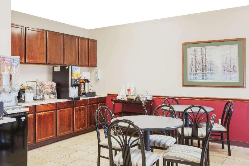 Super 8 by Wyndham Mason City 3