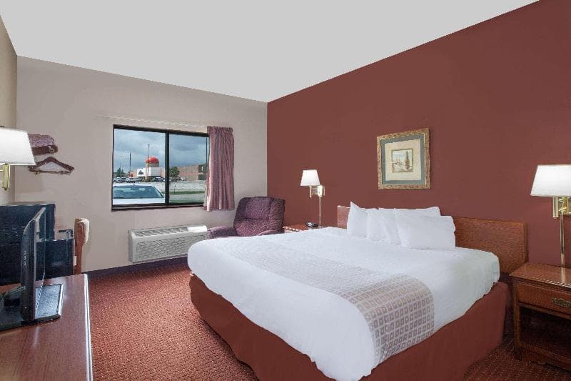 Super 8 by Wyndham Mason City 4