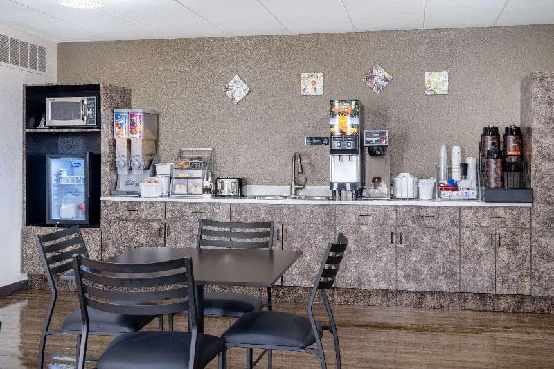 Super 8 by Wyndham Owatonna 4