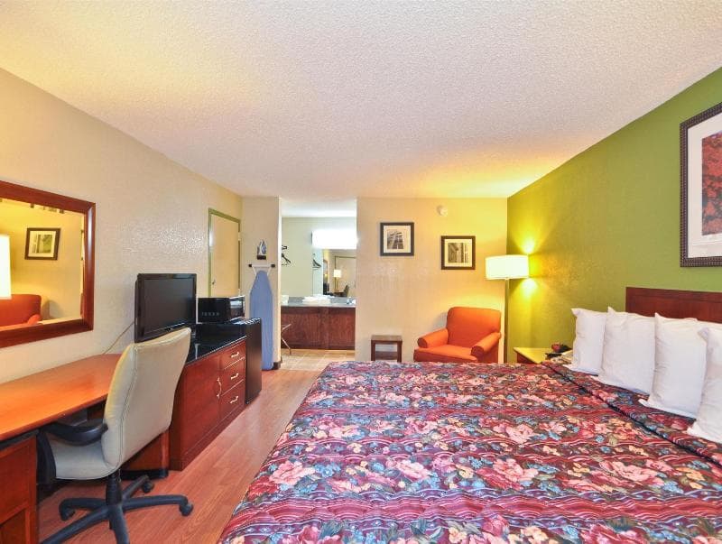Country Hearth Inn & Suites Atlanta / Marietta And 4