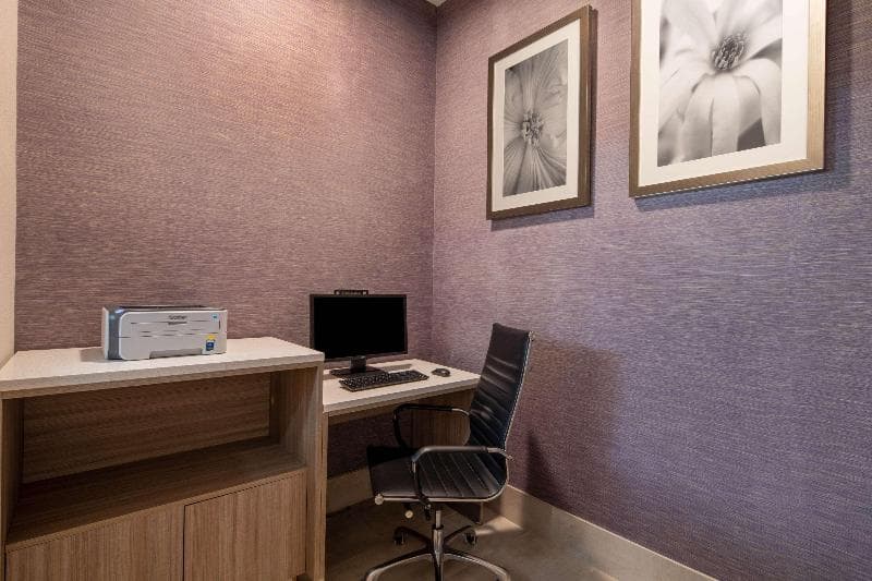 La Quinta Inn & Suites by Wyndham Atlanta Stockbridge photo 1
