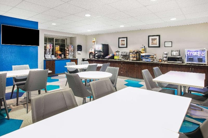 Microtel Inn & Suites by Wyndham Austin Airport 4