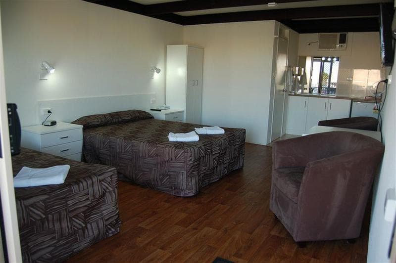 Slipway Hotel Motel 5