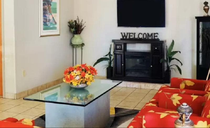 Econo Lodge 3