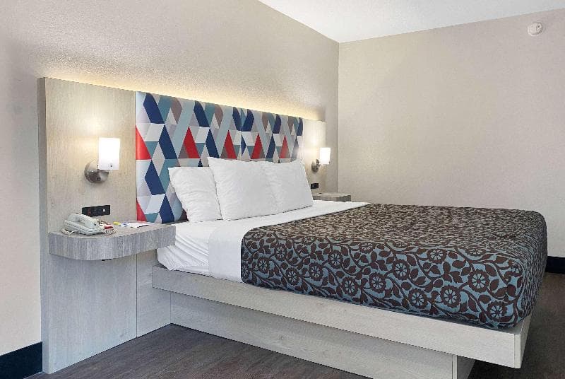 Days Inn & Suites by Wyndham Norcross 5