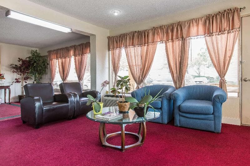 Rodeway Inn & Suites Marietta 2