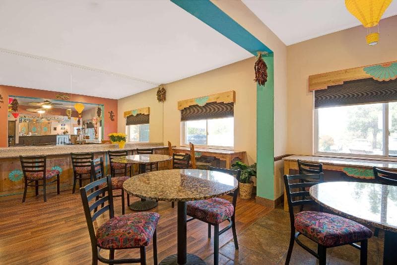 Days Inn & Suites By Wyndham Airport Albuquerque 5