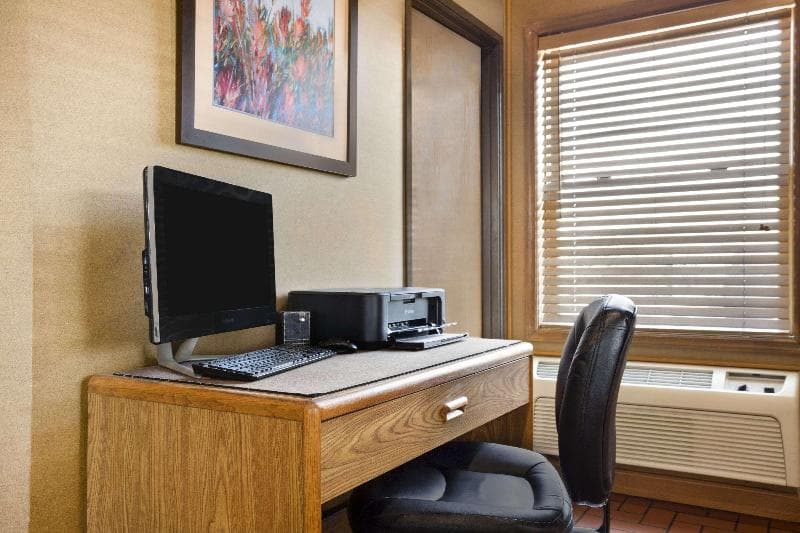 Super 8 by Wyndham Alton 2