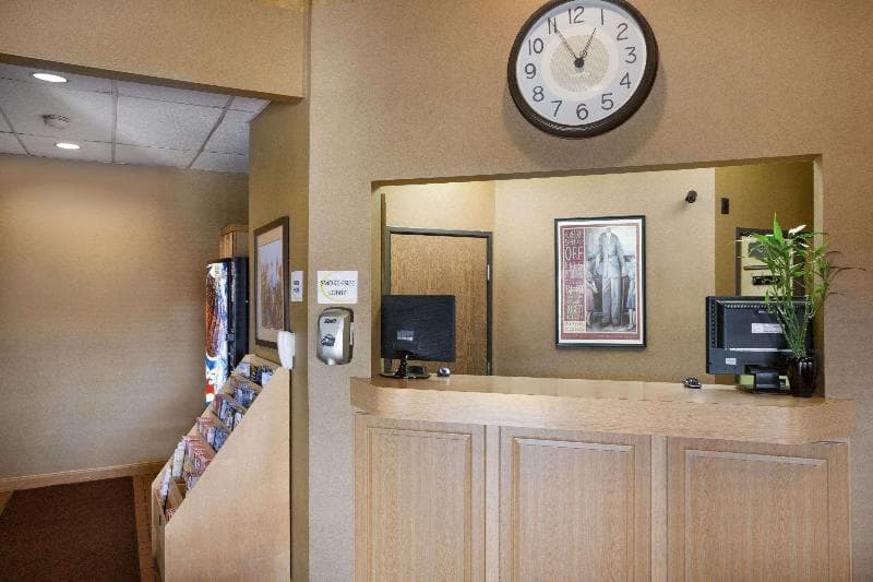 Super 8 by Wyndham Alton 4