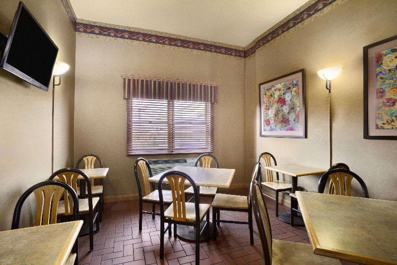 Super 8 by Wyndham Alton 5
