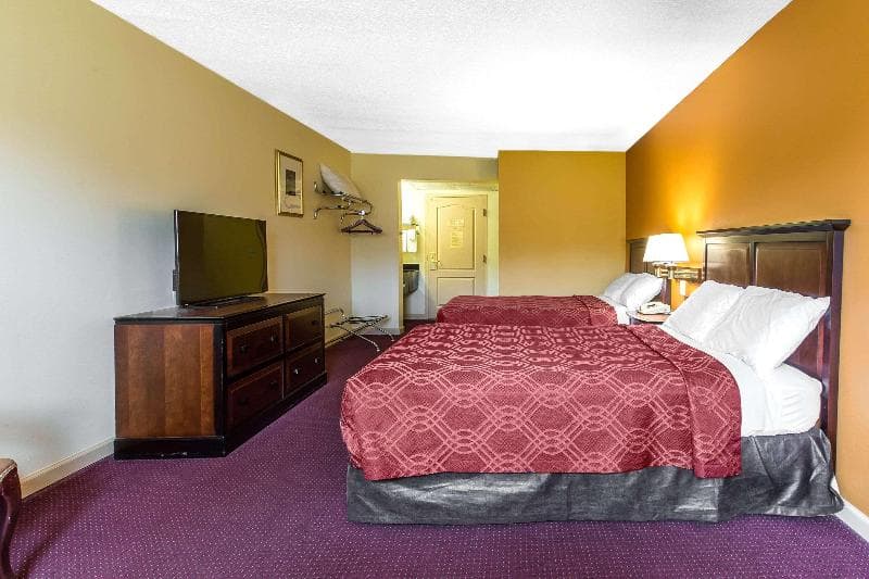 Econo Lodge At Six Flags 3
