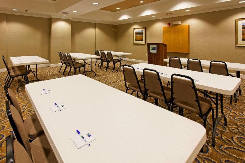 Holiday Inn Express & Suites Andalusia 1
