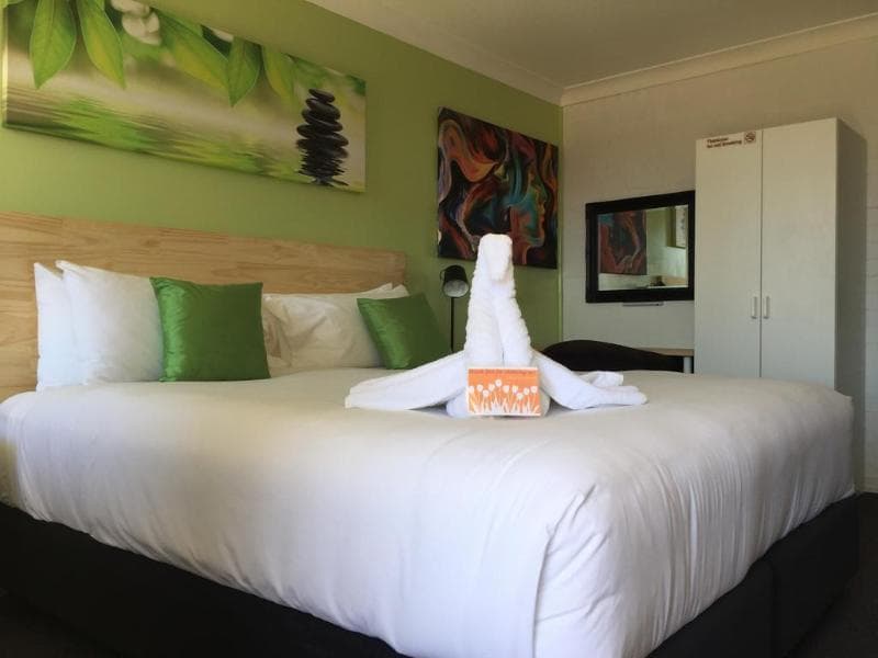 Crescent Motel (Adults Only) 4