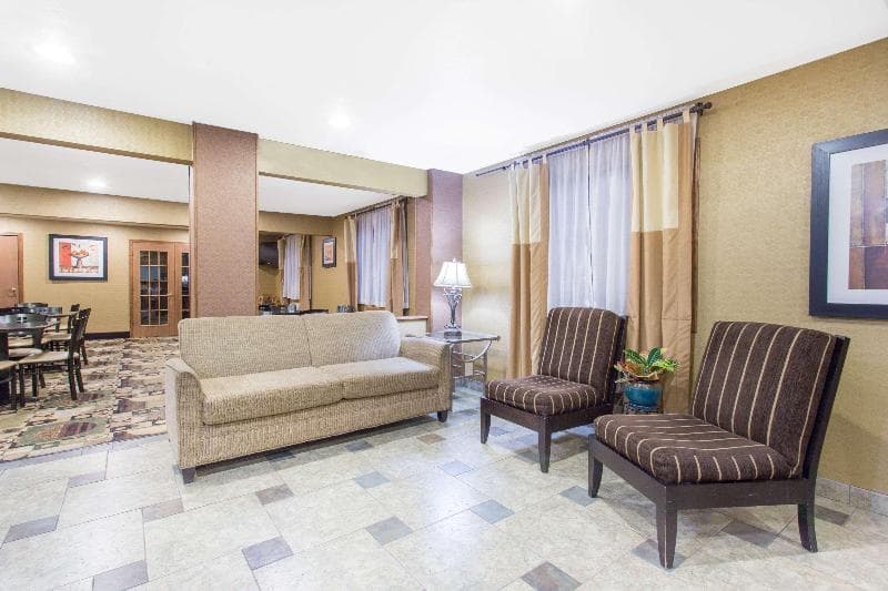 Days Inn & Suites By Wyndham Waterloo 4