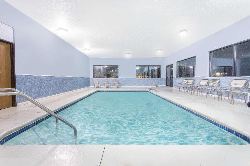 Days Inn & Suites By Wyndham Waterloo 5
