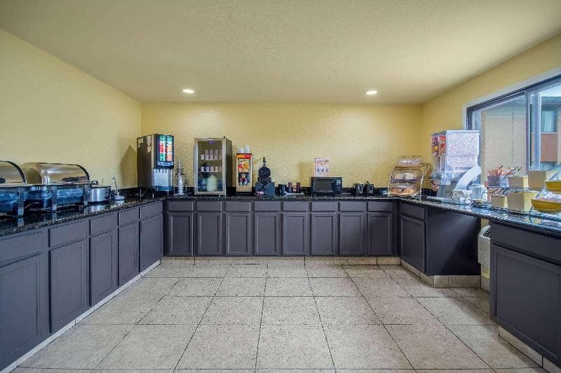 Days Inn & Suites By Wyndham Waterloo 3