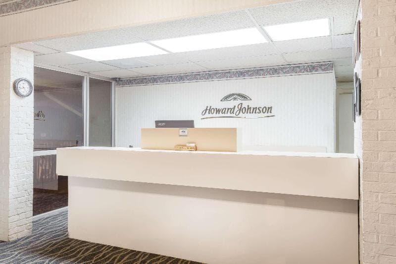 Howard Johnson by Wyndham Commerce 4