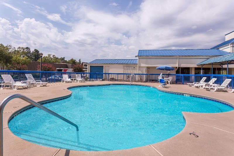 Howard Johnson by Wyndham Commerce 5