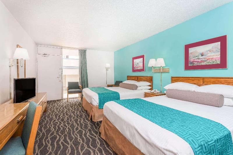 Howard Johnson by Wyndham Commerce 1