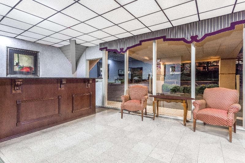 Howard Johnson by Wyndham Athens 3