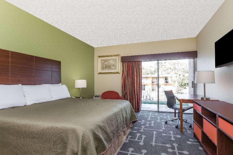 Howard Johnson by Wyndham Athens 4