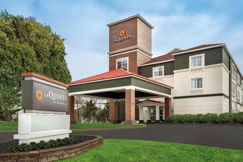 La Quinta Inn & Suites by Wyndham Latham Albany Airport 3