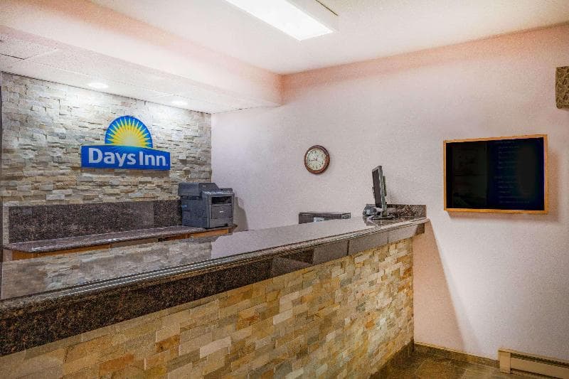 Days Inn By Wyndham Mason City 5