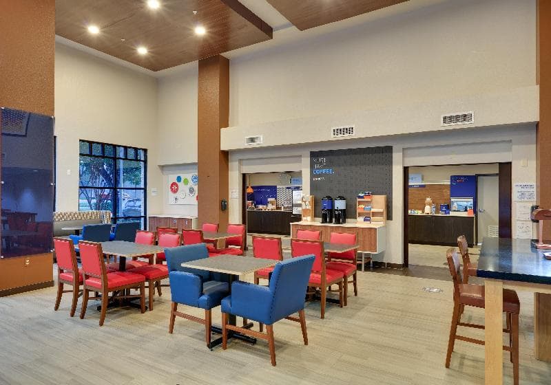 Holiday Inn Express & Suites Austin Round Rock 2