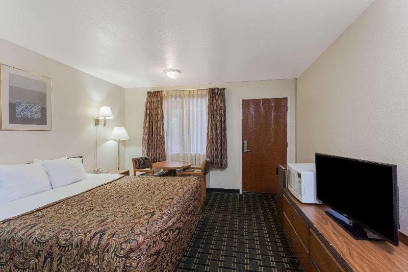 Days Inn by Wyndham Anaheim West 3