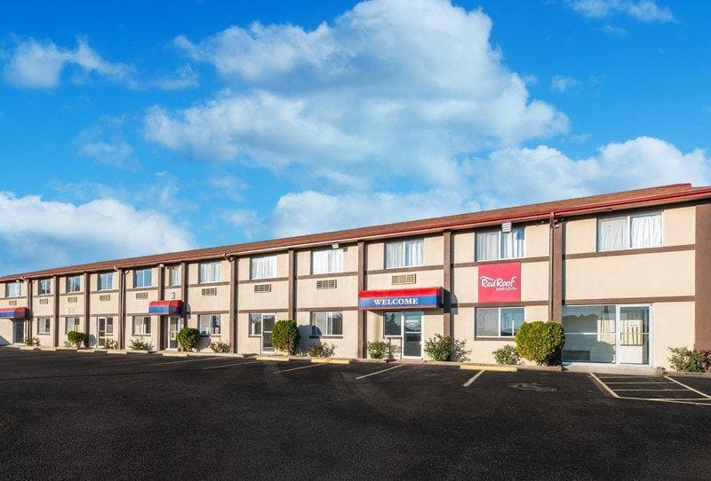 Red Roof Inn & Suites Wapakoneta main