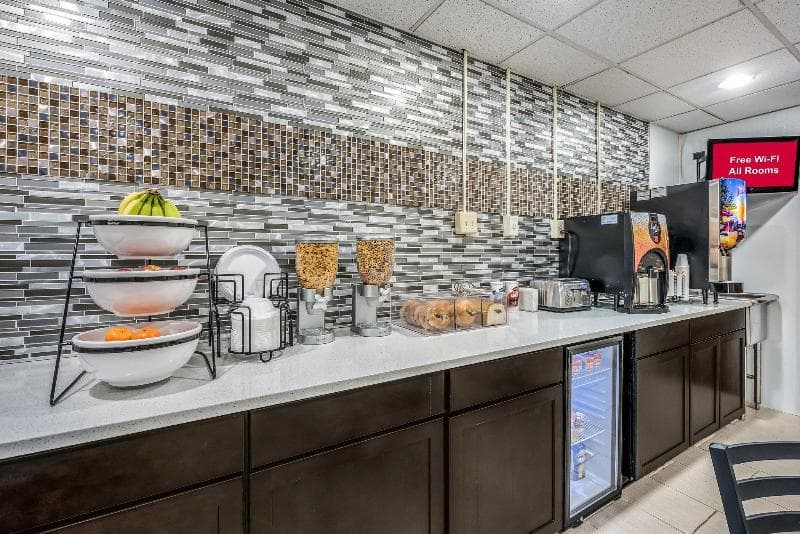 Red Roof Inn & Suites Wapakoneta 3
