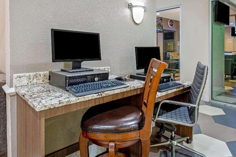 La Quinta Inn & Suites by Wyndham Kingwood photo 1