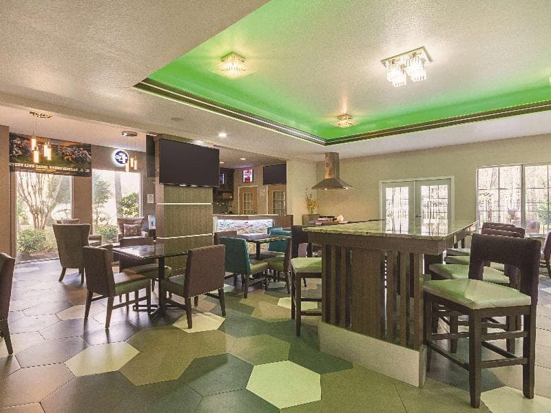 La Quinta Inn & Suites by Wyndham Kingwood 4