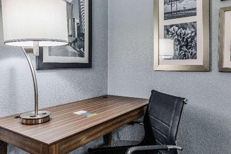 La Quinta Inn & Suites by Wyndham Tomball 4