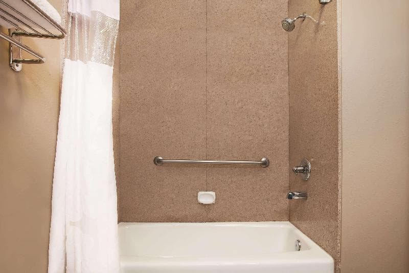 La Quinta Inn & Suites by Wyndham Beaumont West 4