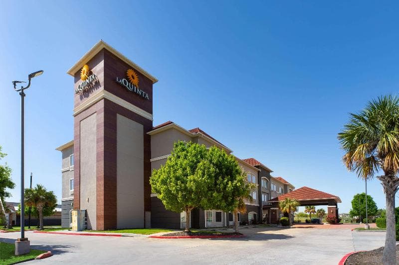 La Quinta Inn & Suites by Wyndham Deer Park 2
