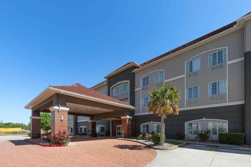 La Quinta Inn & Suites by Wyndham Deer Park 3