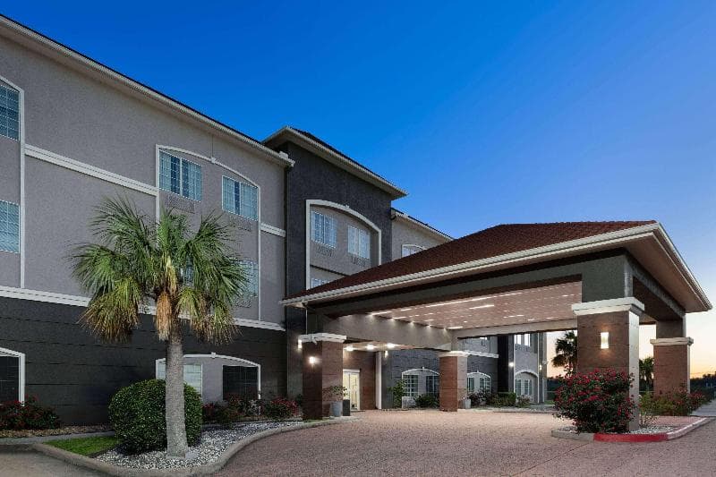 La Quinta Inn & Suites by Wyndham Deer Park 4