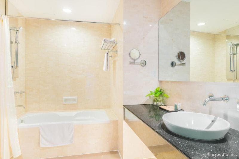 The Hanoi Club Hotel & Lake Palais Residences 4