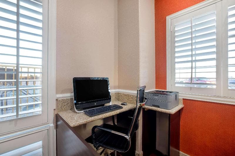La Quinta Inn & Suites by Wyndham Hesperia Victorville photo 1