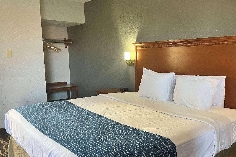 Travelodge by Wyndham Terre Haute 2